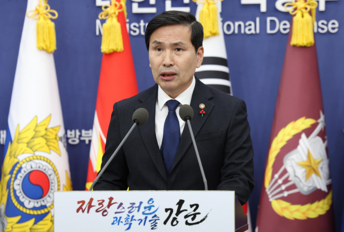 국방부가 2차 비상계엄 주장과 관련해 사실무근이라고 공식 입장을 밝혔다. 사진은 국방부에서 입장 밝히는 김선호 국방부 장관 직무대행(차관). /사진=뉴시스