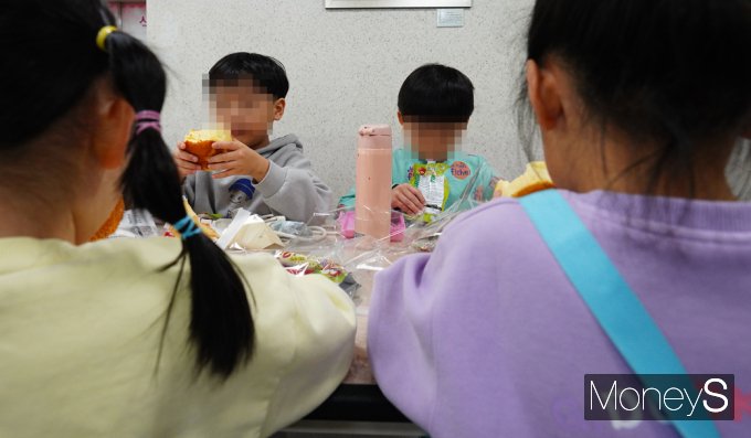 [머니S픽] 학교 비정규직 총파업 여파… 아이들 급식은 '밥 대신 빵'