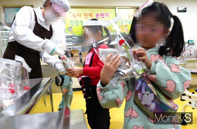 [머니S포토] 밥대신 빵? '학비노조 총파업'에 대체급식 받는 아이들