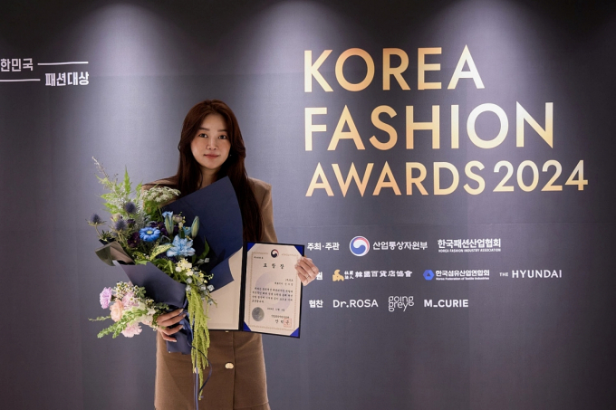 신수진 딘트 대표가 2024 대한민국 패션대상에서 산업통상자원부장관 표창을 받았다. /사진=딘트