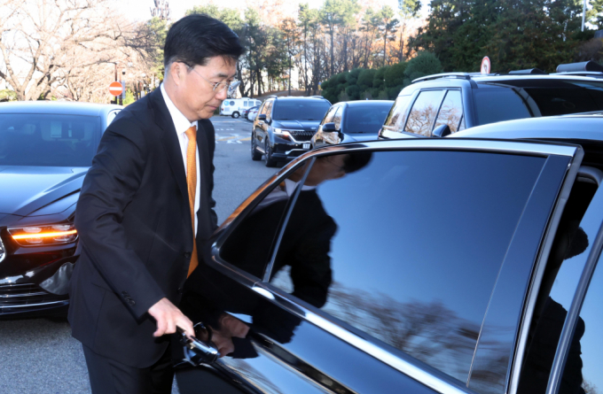 홍정원 국정원 1차장이 비상계엄령 직후 윤석열 대통령의 전화를 받았아 야당 측 인사들을 잡아들일 것을 지시받았다고 폭로했다. 사진은 6일 서울 여의도 국회에서 열린 비상계엄관련 현안보고를 마친 홍장원 국가정보원 1차장의 모습. /사진=뉴시스
