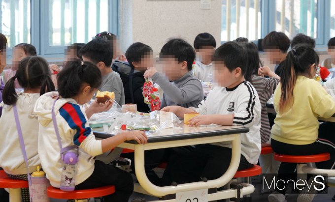 [머니S포토] 학비노조 총파업, 오늘 아이들 빵 등 대체식으로…