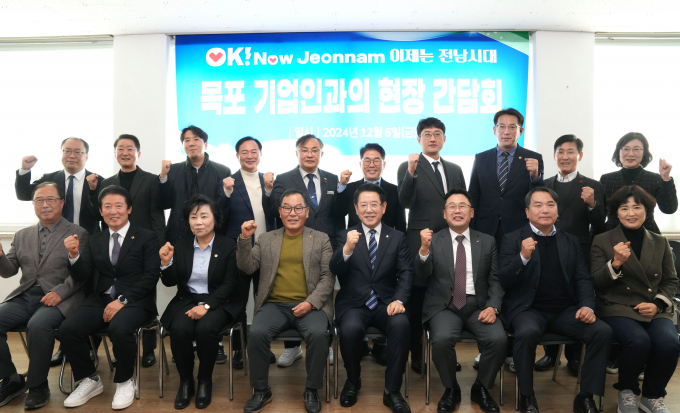 김영록 전라남도지사(앞줄 왼쪽 다섯번째)가 6일 목포 산정농공단지협의회에서 목포 기업인들과 간담회 후 기념사진을 찍고 있다./전남도