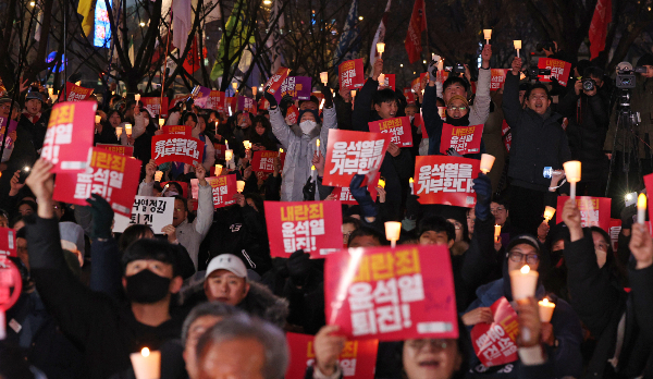 경찰 관계자는 서울 도심 대규모 집회의 안전한 시위 관리를 예정했다. 사진은 지난 5일 오후 서울 종로구 동화면세점 앞에서 열린 윤석열 대통령 퇴진 촉구 집회에 참여한 시민들의 모습. /사진=뉴스1