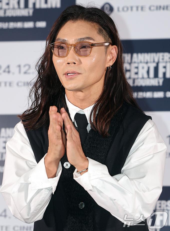 가수 김범수가 6일 오후 서울 광진구 롯데시네마 건대입구에서 열린 자신의 25주년 콘서트 실황을 담은 영화 ‘김범수 25주년 콘서트 필름: 여행’ 기자간담회에 참석해 손뼉을 치고 있다. ‘김범수 25주년 콘서트 필름: 여행’은 김범수 데뷔 25주년 기념 투어 콘서트 ‘여행, The Original’ 무대와 그의 음악과 삶을 조명하는 이야기를 담은 영화다. 2024.12.6/뉴스1 ⓒ News1 김진환 기자