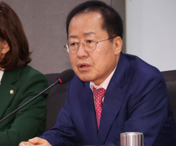 홍준표 대구시장이 "철부지 용병 날뛰는 당 미래 없다. 차라리 당 해제하라"며 목소리를 높였다. 사진은 홍준표 대구시장이 국회의원 연구단체 인구와 기후 그리고 내일 정기포럼에서 '과학기술 혁신과 정치 행정'을 주제로 기조연설을 하는 모습. /사진=뉴시스