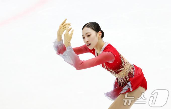 1일 오후 경기도 의정부 실내빙상장에서 열린 '2024 KB금융 전국남녀 피겨스케이팅 회장배 랭킹대회'에서 여자 시니어 프리스케이팅 부문에 출전한 김유성이 연기를 펼치고 있다. 2024.12.1/뉴스1 ⓒ News1 이승배 기자