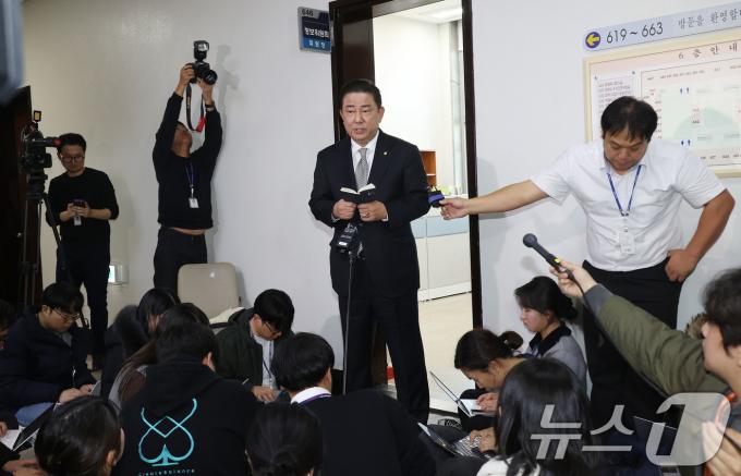 국회 정보위원회 간사인 김병기 더불어민주당 의원이 6일 오후 서울 여의도 국회 정보위원회 위원장실 앞에서 홍장원 국가정보원 1차장과 면담한 내용을 공개하고 있다. 홍 1차장은 비상계엄 발표 직후 윤석열 대통령이 전화를 걸어와 
