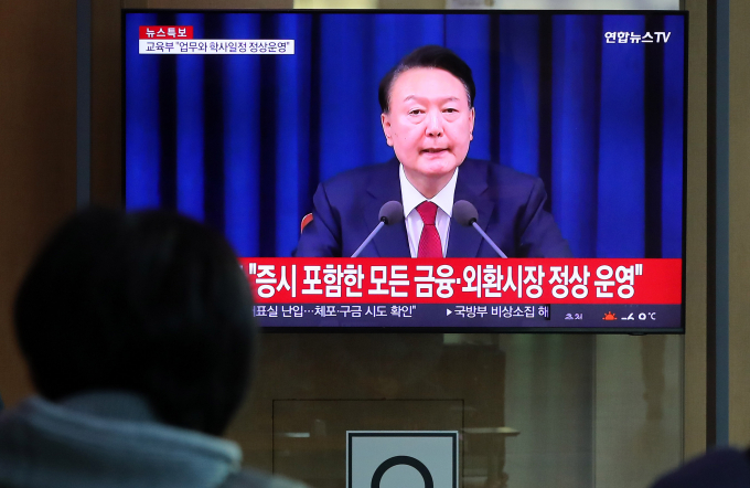 윤석열 대통령의 비상계엄 선포·해제 후폭풍이 모교인 충암고등학교로 번지는 모습이다. 사진은 윤석열 대통령이 비상계엄 해제를 선언한 4일 오전 서울역 대합실에서 시민들이 관련 뉴스를 보는 모습. /사진=뉴시스