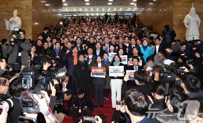 더불어민주당 등 야당 의원들이 6일 서울 여의도 국회 본청에서 윤석열 대통령의 국회 방문 계획이 알려지자 규탄 구호를 외치고 있다. 한편 우원식 국회의장은 긴급 기자회견을 열고 “(尹 대통령)사전협의 없는 방문은 안전 담보가 어렵다”며 