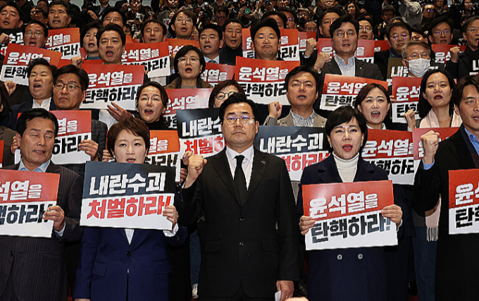 더불어민주당 법률위원회는 추경호 국민의힘 원내대표를 내란죄 혐의로 국가수사본부에 고발했다. 사진은  박찬대 더불어민주당 원내대표를 비롯한 의원들 모습./사진=뉴스1