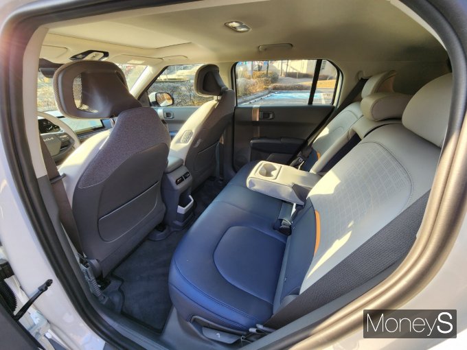 EV3 뒷좌석 등받이는 각도 조절이 가능하다. 접을 수도 있다.  /사진=박찬규 기자