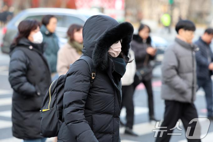 3일 오전 서울 세종대로사거리에서 출근길 시민들이 발걸음을 재촉하고 있다. 2024.12.3/뉴스1 ⓒ News1 황기선 기자