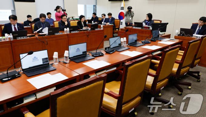 최민희 국회 과학기술정보방송통신위원회 위원장이 6일 오후 서울 여의도 국회 과방위에서 열린 전체회의에서 '비상계엄에서의 국가기간방송 KBS의 역할에 대한 현안질의 증인 등 출석 요구의 건'을 상정하고 있다. 여당인 국민의힘은 이날 비상의원총회 일정으로 참석하지 않았다. 2024.12.6/뉴스1 ⓒ News1 안은나 기자