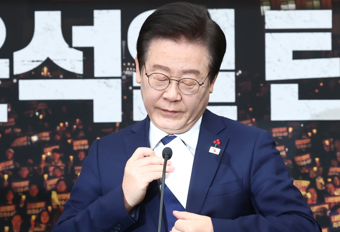 이재명 더불어민주당 대표는 윤석열 대통령 탄핵안 표결이 기존 예정대로 7일 진행할 것이란 관측에 "아마도 그렇게 되지 않을까 한다"고 설명했다. 사진은 6일 서울 여의도 국회에서 윤석열 내란사태 관련 특별성명을 발표를 하기 위해 발표문을 꺼낸 이재명 더불어민주당 대표. /사진=뉴스1