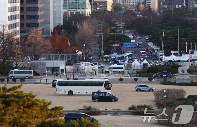 6일 오후 서울 여의도 국회 잔디광장에 헬기 착륙 방지를 위해 대형 버스 등 차량들이 배치되고 있다. 이는 혹시 모를 2차 비상계엄 발생시 군 헬기 착륙 등을 막기 위한 대비 태세의 일환이다. 2024.12.6/뉴스1 ⓒ News1 김민지 기자
