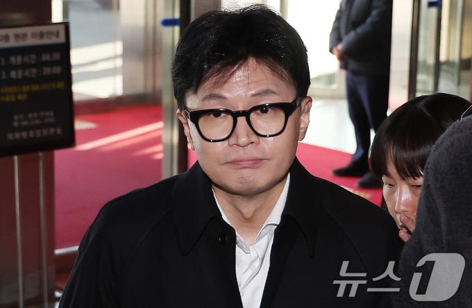 윤석열 대통령과 면담한 것으로 알려진 한동훈 국민의힘 대표가 6일 오후 서울 여의도 국회에 도착하고 있다. 2024.12.6/뉴스1 ⓒ News1 이재명 기자