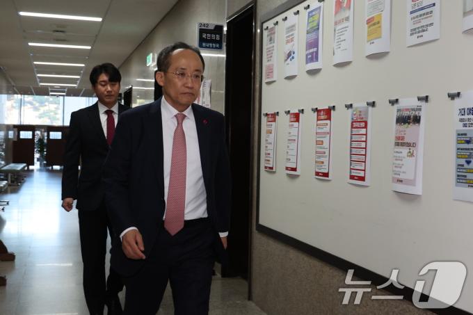 추경호 국민의힘 원내대표가 6일 서울 여의도 국회에서 윤석열 대통령과 면담 후 돌아온 한동훈 대표를 만나기 위해 당대표실로 향하고 있다. 2024.12.6/뉴스1 ⓒ News1 이재명 기자