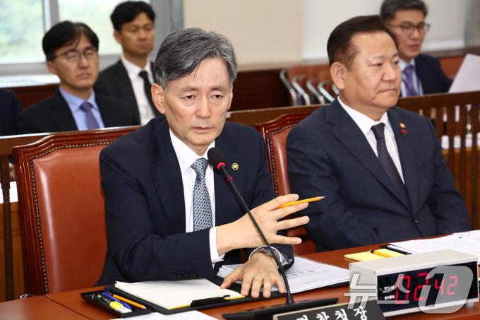조지호 경찰청장이 5일 오후 서울 여의도 국회에서 열린 비상계엄 관련 행정안전위원회 전체회의에서 계엄 사태에 관한 질의에 답변하고 있다. 오른쪽은 이상민 행정안전부 장관. 2024.12.5/뉴스1 ⓒ News1 김민지 기자