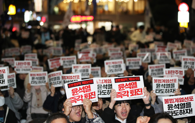 윤석열 대통령 탄핵소추안 표결을 하루 앞둔 6일 오후 제주시청에서 '윤석열 정권퇴진·한국사회대전환 제주행동'이 탄핵안 가결과 대통령 퇴진을 촉구하는 집회를 열었다. /사진=뉴스1