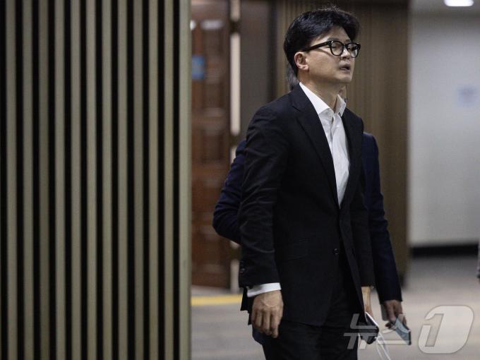 한동훈 국민의힘 대표가 6일 오후 서울 여의도 국회에서 열린 윤석열 대통령 탄핵소추안 표결 방향을 정하기 위한 의원총회에서 잠시 나와 권선동 의원과 대화를 한 후 발걸음을 옮기고 있다. 2024.12.6/뉴스1 ⓒ News1 이재명 기자