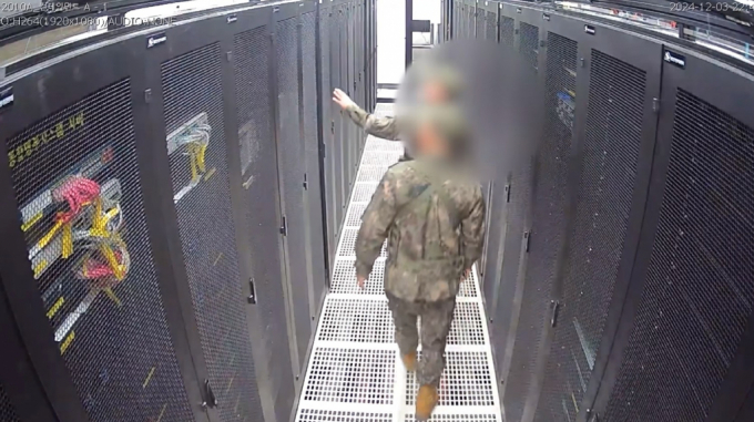  비상계엄 당시 계엄군이 계엄 발표 이후 불과 2분만에 중앙선거관리위원회 내부 전산실에 도착한 것으로 알려졌다. 사진은 계엄군이 서버실에 침투한 모습. /사진=뉴스1