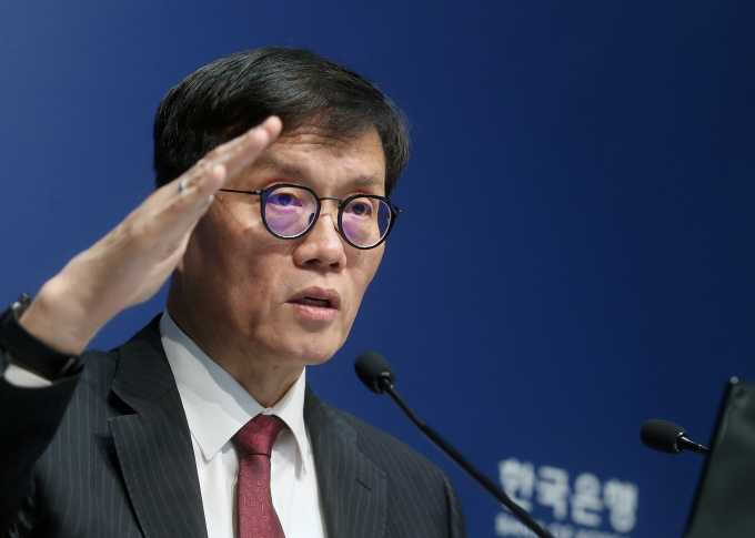 이창용 한국은행 총재가 계엄 위기보다 도널드 트럼프 미국 대통령 당선인의 관세가 더 큰 우려라고 파이낸셜타임스(FT)와 인터뷰에서 밝혔다. 사진은 지난달 28일 서울 중구 한국은행에서 열린 통화정책방향 기자간담회에 참석한 이창용 한국은행 총재. /사진=뉴스1