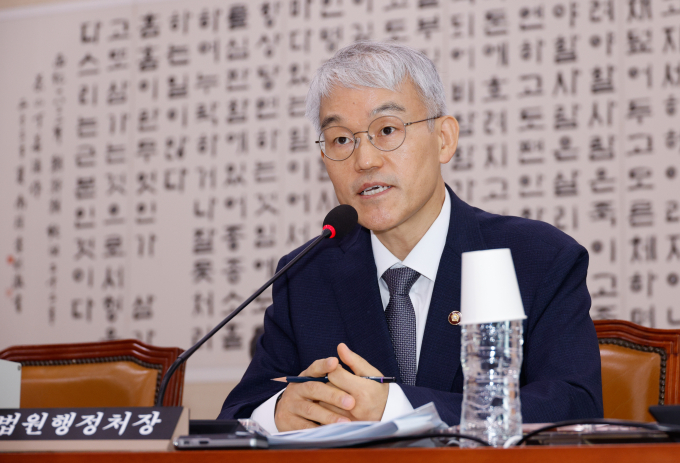 천대엽 법원행정처장이 6일 비상계엄 당시 김명수 전 대법원장과 권순일 전 대법관이 체포 명단에 포함돼 논란이 된 상황에 대해 "도저히 납득이 가지 않는다"고 말했다. 사진은 지난 10월 서울 여의도 국회 법제사법위원회에서 열린 대법원(법원행정처)·사법연수원 등에 대한 국정감사에서 의원 질의에 답한 천대엽 법원행정처장. /사진=뉴스1