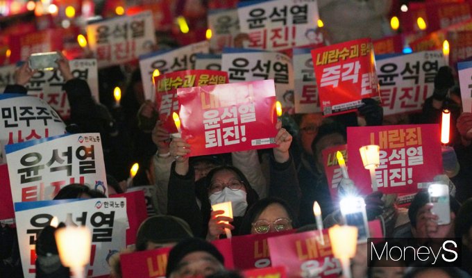 [머니S포토] 비상계엄 후폭풍, 거리로 나온 시민들