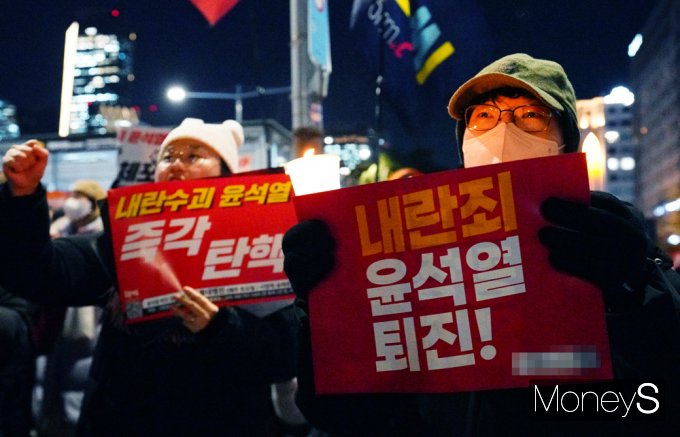 [머니S포토] 탄핵 표결 하루 앞, 국회 앞 시민들 