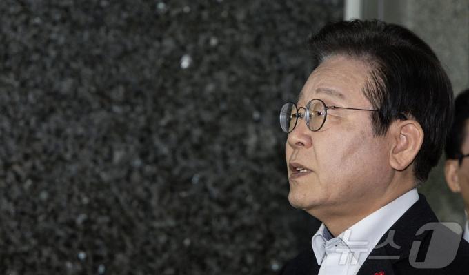 이재명 더불어민주당 대표가 6일 오후 서울 여의도 국회에서 열린 비공개 의원총회에 참석하며 발언하고 있다. 2024.12.6/뉴스1 ⓒ News1 이재명 기자