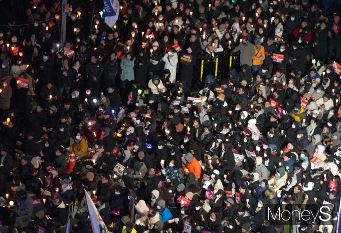 [머니S포토] 尹 계엄이후 더욱 거세진 국회 앞 시민 촛불