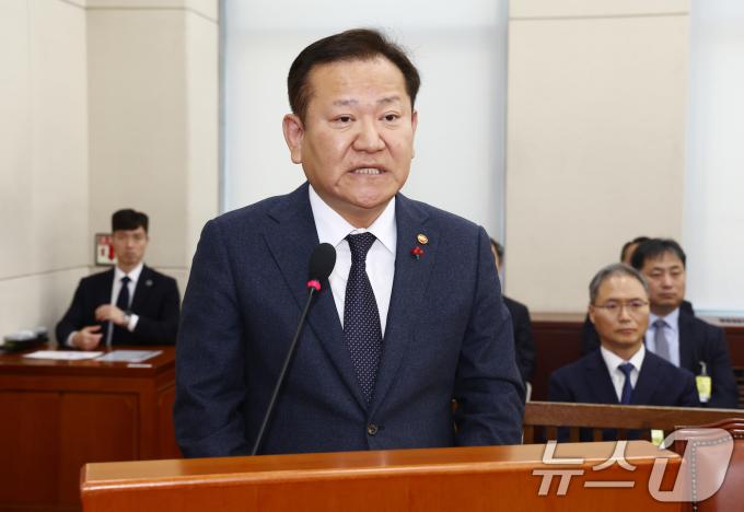 이상민 행정안전부 장관이 5일 오전 서울 여의도 국회에서 열린 비상계엄 관련 행정안전위원회 전체회의에서 계엄 당시 상황에 대한 업무보고를 하고 있다. 2024.12.5/뉴스1 ⓒ News1 김민지 기자