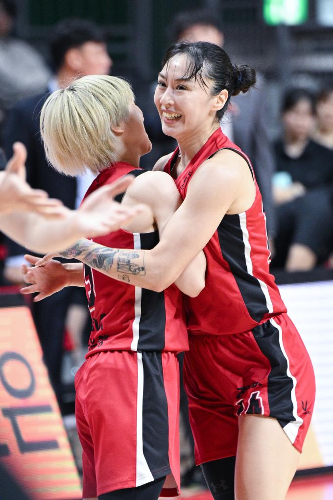 BNK 선수들이 6일 KB스타즈와 홈 경기에서 득점 후 기뻐하고 있다.(WKBL 제공)
