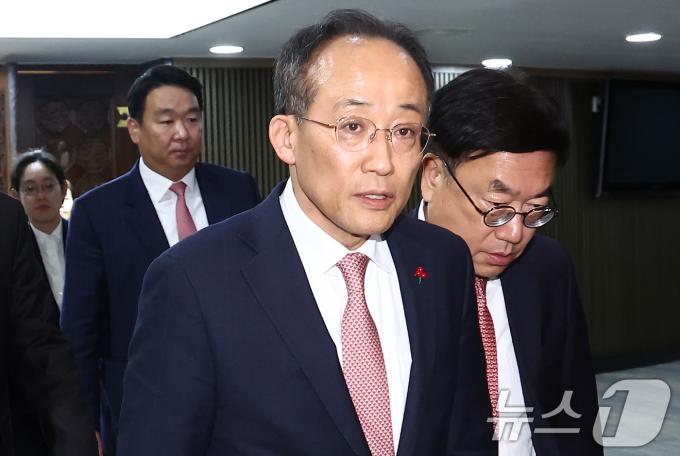추경호 국민의힘 원내대표가 6일 저녁 서울 여의도 국회에서 열린 의원총회를 마치고 저녁을 먹기 위해 이동하고 있다. 2024.12.6/뉴스1 ⓒ News1 김민지 기자