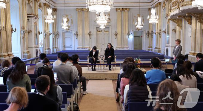 우리나라 최초, 아시아 여성 작가 중 처음으로 노벨문학상을 수상한 한강 작가가 6일(현지시간) 스톡홀름 스웨덴 아카데미(스웨덴 한림원)에서 기자회견을 하고 있다. 2024.12.6/뉴스1 ⓒ News1 박지혜 기자
