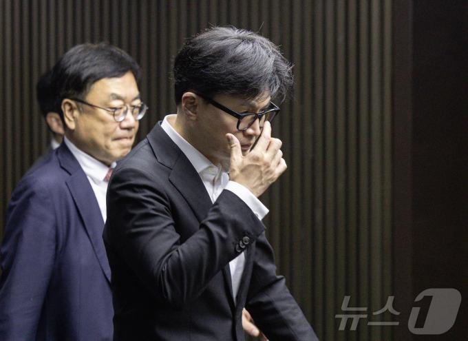 한동훈 국민의힘 대표가 6일 오후 서울 여의도 국회에서 열린 윤석열 대통령 탄핵소추안 표결 방향을 정하기 위한 의원총회에서 잠시 나와 권선동 의원과 대화를 한 후 발걸음을 옮기고 있다. 2024.12.6/뉴스1 ⓒ News1 이재명 기자