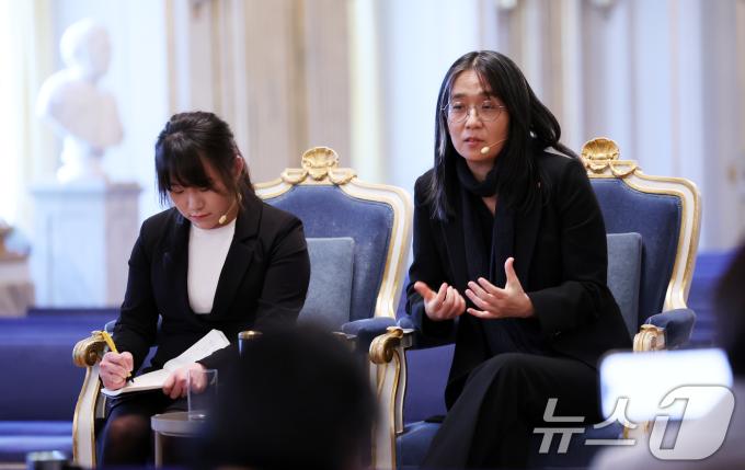 우리나라 최초, 아시아 여성 작가 중 처음으로 노벨문학상을 수상한 한강 작가가 6일(현지시간) 스톡홀름 스웨덴 아카데미(스웨덴 한림원)에서 기자회견을 하고 있다. 2024.12.6/뉴스1 ⓒ News1 박지혜 기자