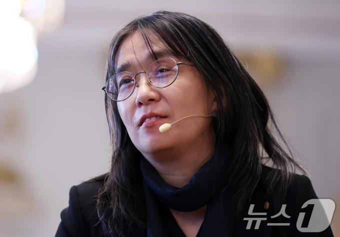 우리나라 최초, 아시아 여성 작가 중 처음으로 노벨문학상을 수상한 한강 작가가 6일(현지시간) 스톡홀름 스웨덴 아카데미(스웨덴 한림원)에서 기자회견을 하고 있다. 2024.12.6/뉴스1 ⓒ News1 박지혜 기자
