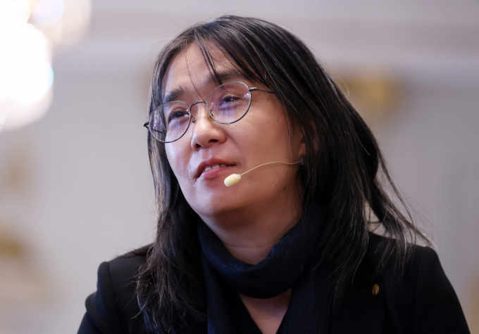 노벨문학상 수상자 한강 작가가 국내에서 벌어진 일련의 계엄사태에 대해 우려를 나타냈다. 사진은 6일(한국시각) 스웨엔 한림원에서 열린 기자회견에서 발언하는 모습. /사진=뉴스1