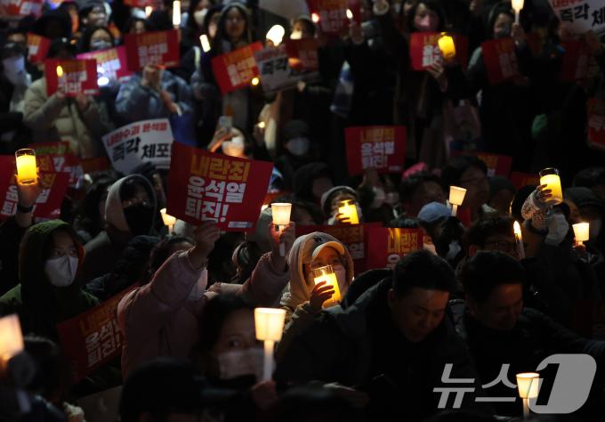 6일 오후 서울 여의도 국회의사당 앞에서 열린 윤석열 대통령의 퇴진 촉구 집회에서 시민들이 손피켓을 들고 정권 퇴진을 촉구하고 있다. 2024.12.6/뉴스1 ⓒ News1 이동해 기자