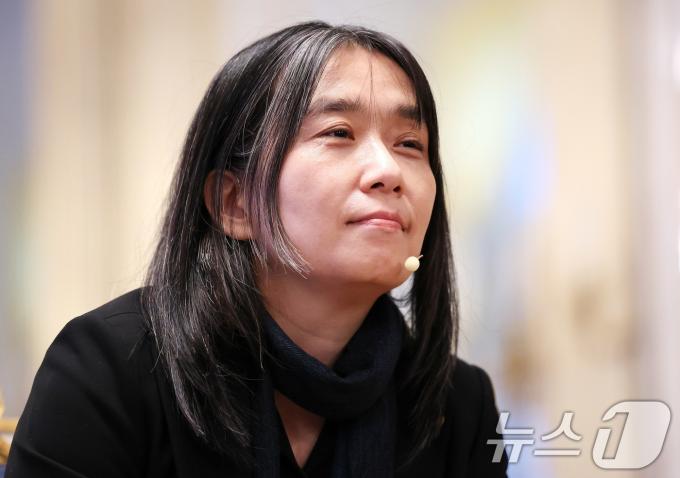 우리나라 최초, 아시아 여성 작가 중 처음으로 노벨문학상을 수상한 한강 작가가 6일(현지시간) 스톡홀름 스웨덴 아카데미(스웨덴 한림원)에서 열린 기자회견에 앞서 생각에 잠겨 있다. 2024.12.6/뉴스1 ⓒ News1 박지혜 기자