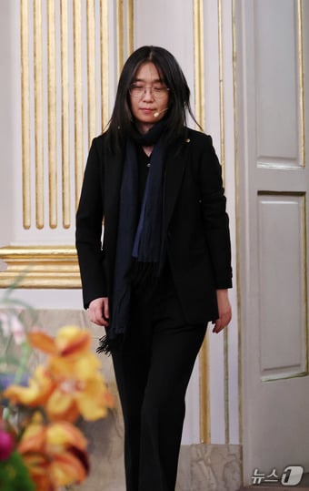 우리나라 최초, 아시아 여성 작가 중 처음으로 노벨문학상을 수상한 한강 작가가 6일(현지시간) 스톡홀름 스웨덴 아카데미(스웨덴 한림원)에서 기자회견을 위해 입장하고 있다. 2024.12.6/뉴스1 ⓒ News1 박지혜 기자