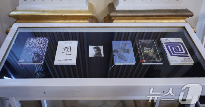 우리나라 최초, 아시아 여성 작가 중 처음으로 노벨문학상을 수상한 한강 작가의 저서가 6일(현지시간) 스톡홀름 스웨덴 아카데미(스웨덴 한림원)에 전시돼 있다. 2024.12.6/뉴스1 ⓒ News1 박지혜 기자