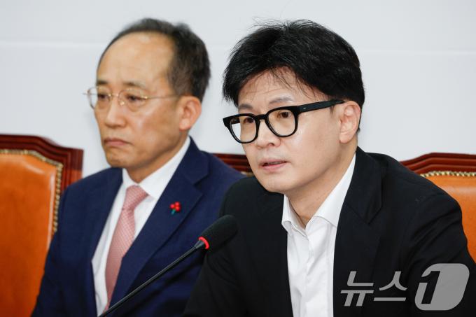 한동훈 국민의힘 대표가 6일 오전 서울 여의도 국회에서 열린 긴급최고위원회의에서 발언하고 있다. 왼쪽은 추경호 원내대표. 한 대표는 이날 윤석열 대통령이 비상계엄 당시 주요 정치인을 여인형 방첩사령관에게 체포하도록 지시했다는 의혹 관련 