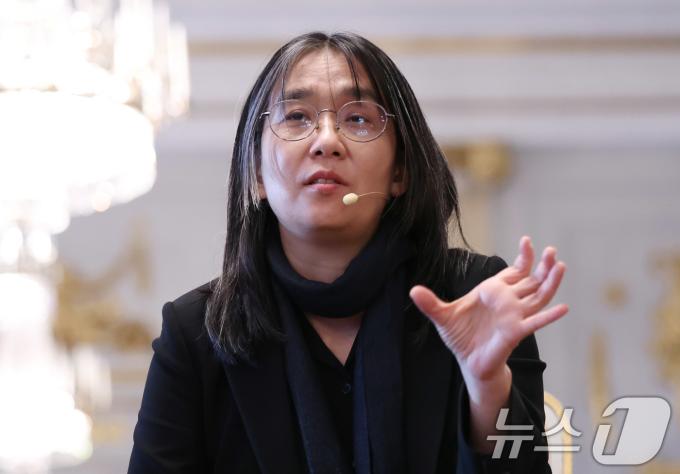 우리나라 최초, 아시아 여성 작가 중 처음으로 노벨문학상을 수상한 한강 작가가 6일(현지시간) 스톡홀름 스웨덴 아카데미(스웨덴 한림원)에서 기자회견을 하고 있다. 2024.12.6/뉴스1 ⓒ News1 박지혜 기자