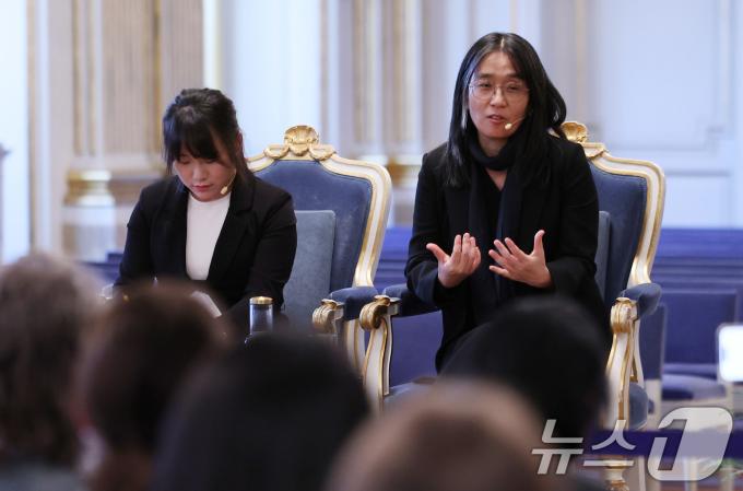 우리나라 최초, 아시아 여성 작가 중 처음으로 노벨문학상을 수상한 한강 작가가 6일(현지시간) 스톡홀름 스웨덴 아카데미(스웨덴 한림원)에서 기자회견을 하고 있다. 2024.12.6/뉴스1 ⓒ News1 박지혜 기자
