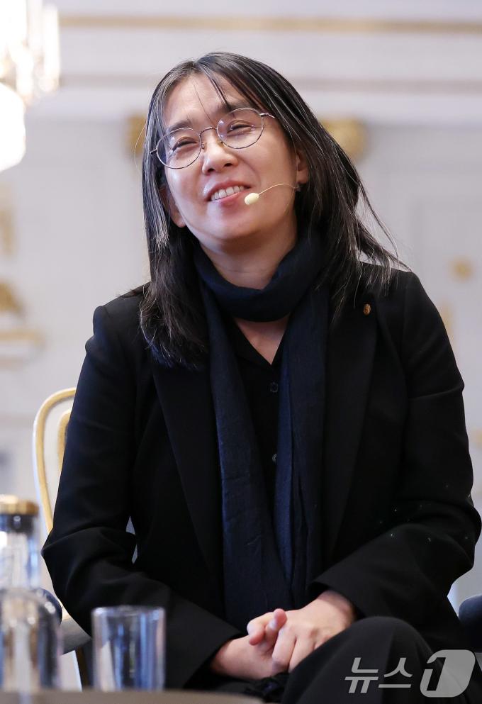 우리나라 최초, 아시아 여성 작가 중 처음으로 노벨문학상을 수상한 한강 작가가 6일(현지시간) 스톡홀름 스웨덴 아카데미(스웨덴 한림원)에서 기자회견을 하고 있다. 2024.12.6/뉴스1 ⓒ News1 박지혜 기자