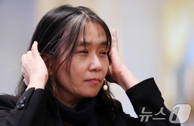 우리나라 최초, 아시아 여성 작가 중 처음으로 노벨문학상을 수상한 한강 작가가 6일(현지시간) 스톡홀름 스웨덴 아카데미(스웨덴 한림원)에서 열린 기자회견에 앞서 생각에 잠겨 있다. 2024.12.6/뉴스1 ⓒ News1 박지혜 기자