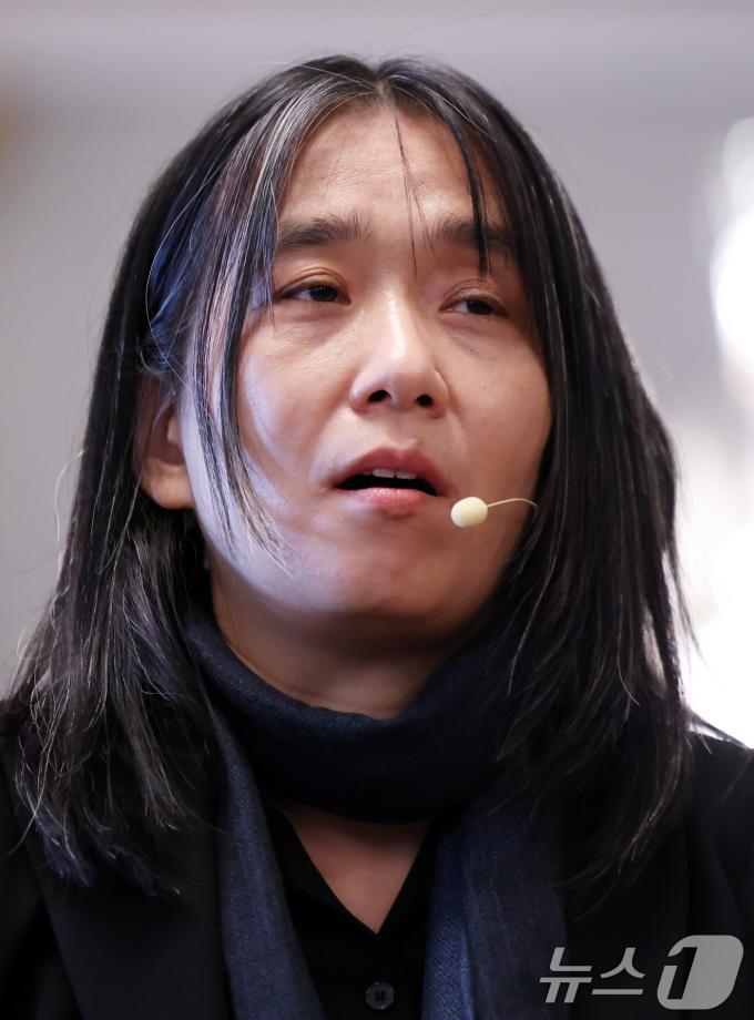 우리나라 최초, 아시아 여성 작가 중 처음으로 노벨문학상을 수상한 한강 작가가 6일(현지시간) 스톡홀름 스웨덴 아카데미(스웨덴 한림원)에서 기자회견을 하고 있다. 2024.12.6/뉴스1 ⓒ News1 박지혜 기자